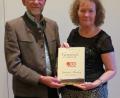 Bild: Köppl
Maria Goetz, Tochter des früheren Bürgermeisters Hubert Goetz, hat nach jahrelangen Recherchen in Staats- und kirchlichen Archiven zum 900-jährigen Ortsjubiläum eine umfassende Gemeindechronik erstellt. Sie umfasst zwei Bände und wird natürlich auch bei Bürgermeister Georg Köppl einen Ehrenplatz bekommen.