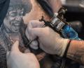 Bild: Daniel Maurer/dpa
Ein Stich, der unter die Haut geht und möglicherweise ein Leben lang bleibt. Bundestagsabgeordnete Gitta Connemann (CDU) fordert eine Beratungsgespräch, bevor man sich ein Tattoo stechen lässt. Die Studios in der Amberg-Sulzbacher Region halten das nicht für nötig.