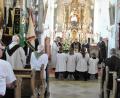 Bild: hl
Viele Zelebranten sind zum Requiem von Pfarrer i.R. Alois Hofmann gekommen, an den Seitenaltären stehen Abordnungen mit Vereinsfahnen.