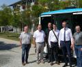 Bild: exb
Eduard Frank (zuständig für den ÖPNV im Landkreis Wunsiedel), Horst Martini (Büroleiter des Landrats), Steve Otto (Operator des autonomen Busses, der die Fahrten überwacht), Stefan Kretzschmar (zuständig für Innovative Verkehrskonzepte der DB Regio Bus), Oberbürgermeister Ulrich Pötzsch (Selb) und Bürgermeister Frank Dreyer (Weißenstadt) vor einem autonom fahrenden Bus.
