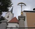 Bild: Mardanow
Im Ortskern-Ensemble zwischen Rathaus (rechts) und Pfarrkirche befindet sich der Standort des Schwarzhofener Pestkreuzes. Eine Initiative des Denkmalpflegevereins hat es nun auf die Denkmalliste gehievt.