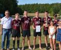 Bild: röt
Den Gemeindepokal überreicht (von links) 2. Bürgermeister Wolfgang Rattai an die Sieger Leon Grünthaler, Franz Englhard, Noah Markmann, Max Tuchbreiter, Finn Aures und zwei Fans des Teams „AS Pirin“.