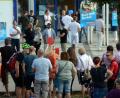 Bild: Gabi Schönberger
Auge um Auge: Nur wenige Meter stehen sich vor der Stadthalle die Teilnehmer der AfD-Versammlung (hinten) und die Gegendemonstranten gegenüber.