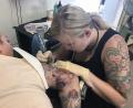 Bild: juh
Monatelang wartete Bianca (links) auf den Termin bei Tätowierin Andrea Warnes. Spontan-Tattoos gibt es bei ihr überhaupt nicht, betont die Inhaberin des Studios „Pimp my Skin“ in Neustadt.