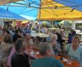 Bild: ser
Reger Betrieb herrscht auf dem Festplatz der Neuhauser Siedler zum 60-jährigen Vereinsjubiläum. Mit Pizza aus dem Holzbackofen, Parmaschinken mit Melone , Bruschetta und italienischem Rotwein verwöhnt der Verein die vielen Gäste.