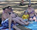Bild: pens
Christoph Biersack, Melanie Vezard und Juliane Bodensteiner mit Sohn Michael (von links) auf ihrem Stammplatz im Schätzlerbad. Die vier entspannen am Vormittag im Schatten.