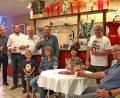 Bild: mef
Die ersten Gäste im neueröffneten Café Noris mit Wirt Paul Aichinger (stehend, Vierter von links). Bürgermeister Günter Stich (Dritter von links) und Stellvertreter Oliver Mutterer (sitzend, rechts) sehen sich mit weiteren Mitgliedern des Marktrats im Lokal um.