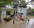 Bild: Tibin Augustine/dpa
Das Foto stammt aus Alappuzha im indischen Bundesstaat Kerala. Kerala wird seit Anfang August von sintflutartigen Regenfällen heimgesucht, bei denen mindestens 250 Menschen durch Überschwemmungen und Erdrutsche ums Leben kamen.