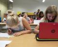 Bild: Melanie Duchene/KEYSTONE/dpa
Schüler der fünften und sechsten Klasse in der Schweiz starten mit Laptops in den Unterricht. Auch das Einbinden des Bereiches Wissenschaft und Bildung muss essenzieller Teil der Digitalisierung sein. Bild: Melanie Duchene/KEYSTONE/dpa