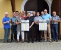 Bild: swo
Die Verantwortlichen der Pfarrei (vorne, von links), Pfarrgemeinderätin Angela Giehrl, Pfarrer Christian Schulz, Pfarrvikar Christian Preitschaft und Pfarrgemeinderat Jürgen Schneider stellten das Plakat der Mausbergfestwoche vor. Das Organisationsteam bilden (von links) Cheforganisator Wolfgang Schöpf, Jürgen Lindner, Rudolf Gottschalk, Kirchenpflegerin Susanne Lindner, Martin Kick, Josef Rumpler sowie Anton Hirmer und noch einige andere.