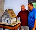 Bild: ds
Der Nachbau des Mühlengebäudes seiner Vorfahren besitzt für Gerhard Pirner (rechts) einen unschätzbaren Wert. Krippenbaumeister Gerhard Knaack (links) erläutert die verschiedenen Arbeitsschritte.