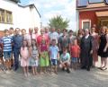 Bild: sl
Erna Rieder (Achte von links) feiert im Kreise ihrer Kinder und Enkel, Schwester Mauritia sowie Pfarrer Adam Nieciecki (rechts davon) und zweitem Bürgermeister Karl Liegl (links davon) und Frauengruppe-Chefin Martina Maier (Fünfte von links) 80. Geburtstag.