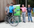 Bild: njn
Auch im Steinwald gibt es jetzt eine Ladestation für E-Bikes. Sie steht beim Waldhaus und ist während der Öffnungszeiten des Wirtshauses nutzbar. Stadtrat Franz Schraml (Zweiter von links) konnte sie bereits probeweise testen. Mit auf dem Bild (von links) Waldhauspächter Robert Thoma, zweiter Bürgermeister Johannes Reger und der Technische Angestellte der Stadt Erbendorf, Markus Meyer.