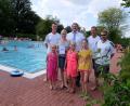 Bild: zip
Der 50 000. Besucher des Vilsecker Höhenschwimmbads wird geehrt (hinten, von links): Auszubildender zum Schwimmmeister Sandro Schnellinger, Tanja Dotzler, Bürgermeister Hans-Martin Schertl sowie die Schwimmmeister Albert Friedrich und Gerhard Schertl; vorn (von links): Linda, Jana und Antonia.