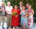 Bild: fm
Auf die diamantene Hochzeit stoßen hier (von links) 3. Bürgermeister Herbert Pilhofer, Horst und Ingrid Ziesmann, Pfarrer Thomas Schertel, Freunde und die Tochter des Jubelpaars an.