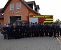 Bild: mde
Stolz ist die Zinster Wehr auf ihr neues "Tragkraftspritzenfahrzeug-Logistik". Gemeinderäte, Bürgermeister Günter Kopp, Feuerwehrfachmann Roman Schäffler, Kreisbrandrat Andreas Wührl, Kreisbrandmeister Florian Braunreuther, Ehren-KBI Hans Zetlmeisl, Ehren-KBM Hans Vogel, Verwaltungsangestellter Georg Redl jun. und Pfarrer Markus Besold sowie Kommandanten und Vorsitzende der Wehr stellen sich mit den Zinster Brandschützern zum Erinnerungsbild auf.