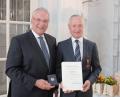 Bild: exb
Bayerns Innenminister Joachim Herrmann (links) händigt das Verdienstkreuz am Bande des Verdienstordens der Bundesrepublik Deutschland an Professor Hans Drexler (rechts) aus.