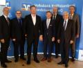 Bild: R. Kreuzer
Ein ausführliches Gespräch führen (von links) Vorstand Thomas Wirth, Vorstandssprecher Rudolf Winter, MdB Uli Grötsch, MdL Tobias Reiß, Vorstand Rainer Lukas, Vorstand Hermann Ott und Vorstand Bernhard Wolf.
