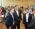 Bild: Gabi Schönberger
Vier Streiter gegen die „Altparteien“: (von links) die Landtagskandidaten Benjamin Nolte, Roland Magerl, Stefan Löw und Gastredner Steffen Königer vor dem Auftritt in der Neustädter Stadthalle.