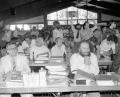 Bild: Archivbild: BI Schwandorf
Aufgeheizte Stimmung in der Halle und prominente Kernkraftgegner: Links vorne der damalige Bund-Naturschutz-Vorsitzende Hubert Weinzierl, rechts neben ihm Bürgerinitiativen-Anwalt Wolfgang Baumann. Dahinter in der zweiten Reihe der Grüne-Abgeordnete Professor Armin Weiß.
