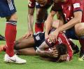 Bild: agentur_dpa
Nicht schon wieder: Kingsley Coman von München liegt verletzt am Boden. Der Hoffenheimer Nico Schulz hatte ihn hart gefoult. Schon in der vergangenen Saison war der Bayern-Außenstürmer lange verletzt.