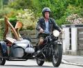 Bild: Petra Hartl
Stofferl Well mit seinem BWM-Gespann auf dem Weg zu Wolfgang Houschka. Derzeit reist der Stofferl wieder durch Bayern, um neues Material für seine Rreihe im Bayerischen Fernsehen zu sammeln.
