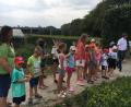 Bild: obe
Die Natur kann spannend und unterhaltsam sein, erfuhren die Neusorger Kinder beim Ferienprogramm des Obst- und Gartenbauvereins.