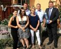 Bild: wro
Christine und Manfred Blumberg (Vierte und Fünfter von links) feiern goldene Hochzeit. Im Namen der Stadt Mitterteich gratuliert zweiter Bürgermeister Stefan Grillmeier (Zweiter von rechts).