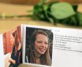 Bild: Wolfgang Steinbacher
Mit einem Gedicht von Joachim Ringelnatz verabschieden sich die Familie und Freunde bei einem bewegenden Trauergottesdienst am 1. August von der ermordeten Sophia.