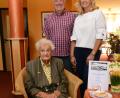 Bild: bey
Barbara Meier feiert im Pflegeheim "Wohnen am Kreuzberg" ihren 95. Geburtstag. Heimleiter Manfred Voit und Pleysteins Zweite Bürgermeisterin Andrea Lang gratulieren mit herzlichen Worten.