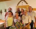 Bild: exb
Elisabeth und Albert Peter (vorne, Zweite und Dritter von links) haben schon 20 Mal Urlaub in Neualbenreuth gemacht. Dafür danken die Wirte vom Kesslsimerhof, Ferdinand und Helga Köster (von links).