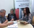 Bild: sei
Die VdK-Lotsen Carola Brust (rechts) aus Mantel und Quirin Gierisch (links) aus Neustadt/WN helfen Ratsuchenden wie Thea Schütz (Mitte) aus Weiden in der VdK-Geschäftsstelle.
