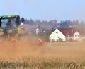 Bild: Stephan Huber
Wenn es bei Erntearbeiten rund um Edelsfeld heuer mehr staubt als anderswo, ist das kein Zufall: In diesem Teil des Landkreises fielen 2018 nicht einmal halb so viel Niederschläge wie im langjährigen Mittel.
