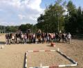 Bild: mde
Insgesamt nahmen 24 Einsteller, Reitschüler und Reiterinnen und Reiter mit Reitbeteiligung an den internen Vereinsmeisterschaften des RFV Trevesenhammer bei schönstem Sommerwetter teil. Zum Erinnerungsbild stellten sich alle Beteiligten auf dem Sandplatz des Reitstall Kastner mit den starken Vierbeinern auf.