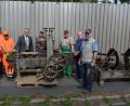 Bild: plym
Bürgermeister Franz Stahl (Vierter von links) stattet den Mitgliedern des Arbeitskreis „Historisches Handwerk“ beim Umzug von Tirschenreuth nach Matzersreuth einen Besuch ab.