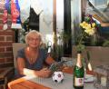Bild: wro
Marianne Köllner ist die Mutter des 48-jährigen Club Trainers. Auf ihrem Tablett-PC hat sie die Emails abgespeichert, die er regelmäßig zu ihr nach Hause schickt. Dem Spiel in Berlin sieht sie gelassen entgegen.