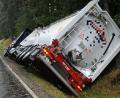 Bild: gf
Bei Kastl ist ein Silozug in Schieflage geraten: Der Fahrer berichtet, ein Autofahrer habe ihn in einer Kurve abgedrängt.