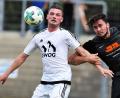 Bild: G. Büttner
Die SpVgg SV Weiden wird beim FC Tegernheim nicht in Bestbesetzung antreten können. Unter anderem ist der Einsatz von Stürmer Josef Rodler (links) gefährdet.