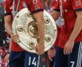Bild: Matthias Balk/dpa
Wer schnappt sich am Ende der Saison die Meisterschale? Der FC Bayern ist wieder einmal haushoher Favorit. Ein erster Absteiger steht auch schon fest.