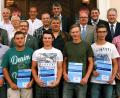 Bild: gf
Im Bild sind vorne (von links) die Prüfungsbesten zu sehen: Michalis Gatsas, Markus Ippisch, Zacharias Neidl, Markus Piehler, Andreas Weiß, Lukas Forster und Benedikt Niebler, dahinter Johann Fröhler (Schlagmann-Stiftung), Dietmar Melchner und Josef Meier (Meier Betonwerke), Martin Preuß, stellvertretender Innungsobermeister Bernd Kopp, Thomas Wilfer (Prüfungsauschuss), Innungsobermeister Wolfgang Hummel, dahinter Prüfungsvorsitzender Roman Kastl, Bürgermeister Jürgen Reitzenstein, Kreishandwerksmeister Hans Weber und Landrat Richard Reisinger.