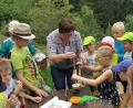 Bild: exb
Auf dem Buchberg liegt eine Fliehburg der Kelten. Über diese Volksgruppe der Eisenzeit erzählt AOVE-Kulturführerin Helen Werner erzählt den Kindern während einer Wanderung.
