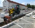 Bild: kgg
Die Pflasterrinnen und die Randsteine erneuert die Baufirma schon seit einigen Wochen. Nächste Woche folgt die Fahrbahn. Daher ist die Mitterteicher Straße von Montag bis Samstag, 27. August bis 1. September, gesperrt.