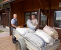 Bild: bkr
Ehrenvorsitzender Willi König (rechts) und Albert Melzner (links) werden in den kommenden Wochen weiterhin viele Äpfel und Birnen in die Kelterei schleppen.
