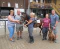 Bild: bl
Der Kollerhof ist für Sabine und Werner Held, ihre Töchter Lena und Julia sowie Schwiegersohn Florian Maisch (von links), hier mit Pferd "Rambo" und Hündin "Nala", der perfekte Urlaubsort.