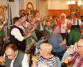 Bild: Gerhard Götz
Im Weidinger Hof stießen Irene Träxle und Kamilla Spichtinger mit einem Tusch der „Blescher Blosn“ aus Oberviechtach auf ein gutes Gelingen der 13. Musiknacht an.