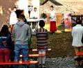 Bild: zer
Traditionell im Freien feiern die Gläubigen den Gottesdienst zur Enzenriether Kirchweih.