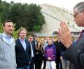 Bild: Stephan Huber
Bürgermeister Hermann Falk (rechts) stellt Paul Ziemiak (links) die Stadt und den Monte Kaolino vor.