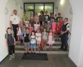 Bild: jzk
Im Ferienprogramm der Stadt Kemnath führten Carsten Landgraf (links) und Stefanie Berthold (rechts) die Kinder durch die Polizeiinspektion Kemnath.