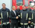 Bild: Grammer/exb
Stellvertretend für alle Gewinner besucht Grammer-Pressesprecher Ralf Hoppe die Feuerwehr Kümmersbruck und gratuliert zum Erhalt der Spende (von links): Kommandant Alwin Holzner, Ralf Hoppe, Kassier Matthias Götz, Grammer-Gewinner Markus Schöner, 2. Kommandant Wolfgang Rubenbauer, Vorsitzender Christopher Richter, 2. Vorsitzender Sebastian Gassner.