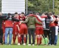 Bild: Ziegler
Inter-Kapitän Albert Sejdiu (Mitte hinten) hält bei den überglücklichen Spielern des SV Inter Bergsteig Amberg im Kreis nach dem Abpfiff die Schlussansprache.